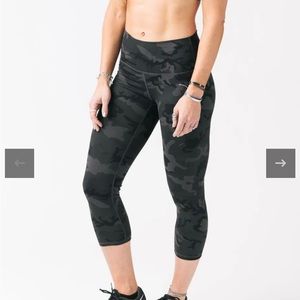 ZYIA Forest Camo Luxe Hi-rise Capri 20”, size 2